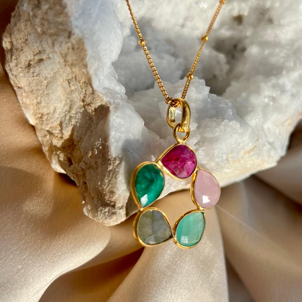 Descubre todos los collares que tenemos en nuestra web y disfruta ahora de nuestra promoción.