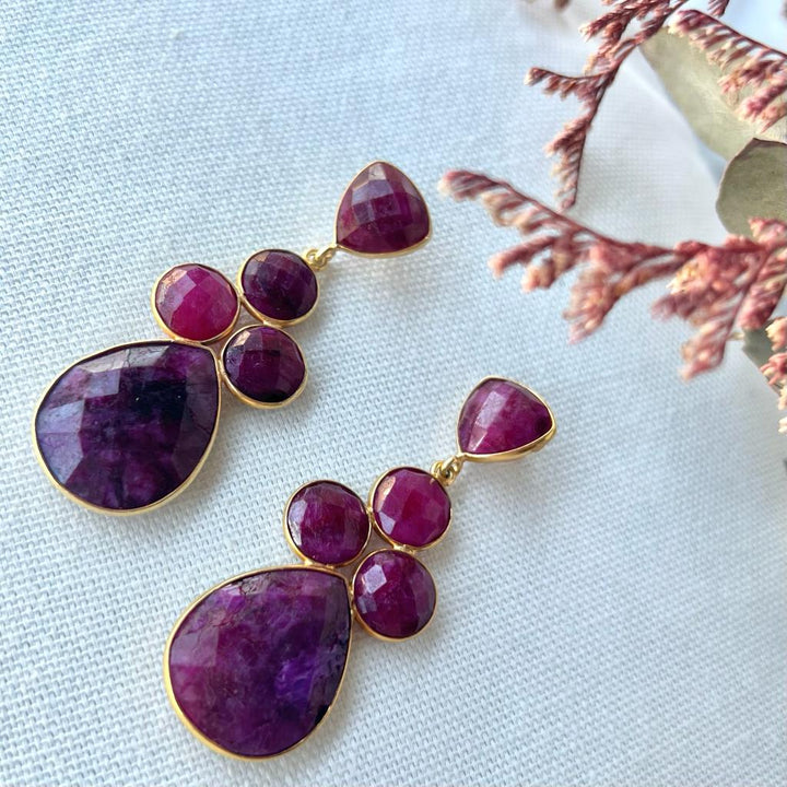 Boucles d'oreilles avec Liz Luna, rubis et pierres d'émeraude