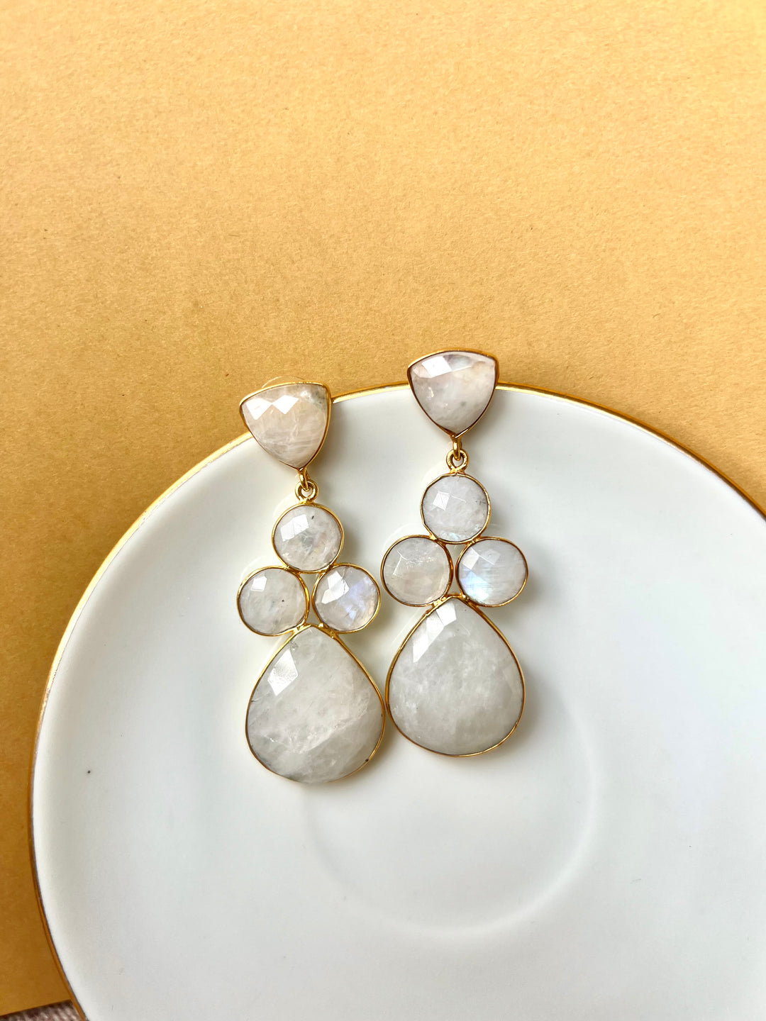 Boucles d'oreilles avec Liz Luna, rubis et pierres d'émeraude