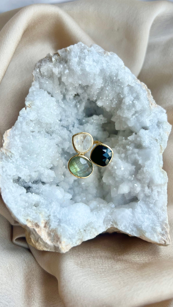 Ring with Black, Labradorite and White Alma stones
