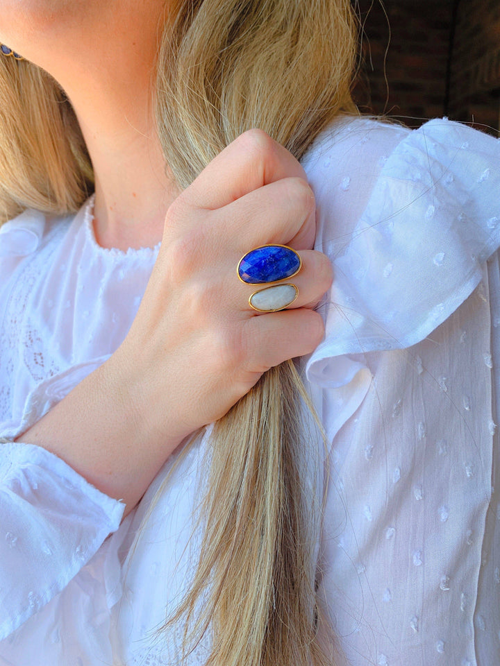 anillo con piedra azul 