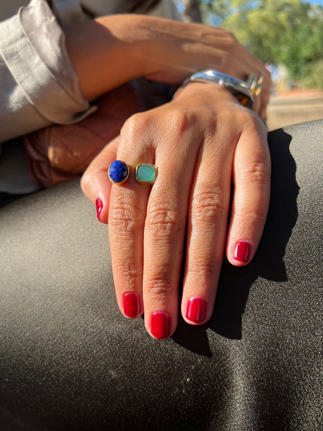 Anillo con piedras azules disponible en más combinaciones. ¡Compra tu anillo ahora y recíbelo con envío gratis!
